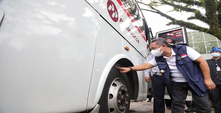 Wali Kota Bandung, Yana Mulyana menegaskan, setiap kendaraan umum yang akan membawa pemudik harus laik jalan dan melewati pengujian. Hal itu demi keselamatan dan kenyamanan pemudik selama perjalanan. Untuk itu juga, Yana menyempatkan diri melihat langsung kondisi sejumlah bus di Terminal Leuwipanjang Kota Bandung, Kamis 21 April 2022. "Semua infrastruktur siap. Tadi kita melakukan pengetesan kelaiakan kendaraan semuanya sudah bagus. Mudah-mudahan semua aman," kata Yana saat meninjau kesiapan mudik lebaran. Ia juga mengimbau masyarakat yang akan mudik agar mendapatkan vaksinasi secara lengkap. Selain itu, masyarakat juga diimbau untuk berhati-hati dan menerapkan protokol kesehatan. Bagi masyarakat yang belum mendapatkan vaksin booster, telah disediakan pos pelayanan kesehatan yang menyediakan vaksin booster secara gratis.