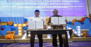 PT. Bank Pembangunan Daerah Jawa Barat dan Banten Tbk (bank bjb) menandatangani perjanjian kerjasama dengan PT Taspen (Persero) untuk terus meningkatkan layanan terhadap nasabah pensiunan. Kerjasama tersebut berisi kesepakatan kedua belah pihak untuk melakukan kerjasama dalam hal Pembayaran Program Tabungan Hari Tua, Pensiun, Jaminan Kecelakaan Kerja, dan Jaminan Kematian Melalui Rekening. Penandatanganan dilakukan oleh Direktur Utama bank bjb Yuddy Renaldi dan Direktur Utama PT Taspen A.N.S Kosasih, di kantor Pusat Taspen, Senin (25/4). Hadir dalam kesempatan tersebut di antaranya Direktur Utama PT Taspen (Persero) A.N.S. Kosasih, Direktur Operasional Ariyandi, Direktur Keuangan Rena Latsmi Puri, Direktur SDM, Teknologi Informasi Ovita Susiana Rosya. Sementara dari bank bjb turut hadir, Direktur Utama bank bjb Yuddy Renaldi, Direktur Konsumer & Ritel Suartini, Pemimpin Divisi Dana & Jasa Konsumer Hakim Putratama. Yuddy Renaldi menyampaikan, perjanjian kerjasama antara Taspen dengan bank bjb secara nasional telah dilakukan sejak tahun 2010, dimana sebelumya dilakukan oleh masing – masing kantor cabang. Berkat kerjasama yang sudah terjalin, bank bjb dapat melayani Peserta Taspen di seluruh jaringan kantor bank bjb yang tersebar diseluruh Indonesia. Pada kesempatan tersebut, Yuddy juga menyampaikan apresiasi pada Taspen atas kepercayaan yang sudah diberikan kepada bank bjb, dalam membantu menyalurkan hak pensiun peserta Taspen. "Melalui kerja sama ini, bank bjb berharap dapat turut berkontribusi untuk memberikan dampak positif kepada para pensiunan melalui produk-produk yang dimiliki. Ke depan, bank bjb juga akan terus meningkatkan kualitas dan berbagai produk di segmen konsumer," ujar Yuddy.