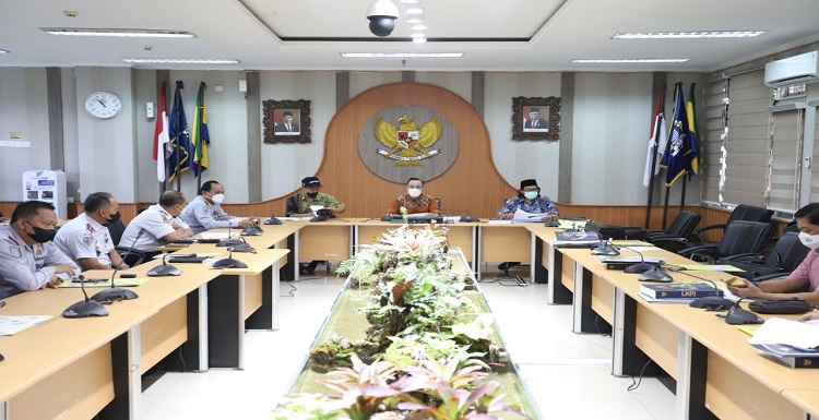 Pansus 1 (LKPJ) DPRD Kota Bandung menggelar rapat kerja bersama Dinas Perhubungan, BLUD Parkir, dan BLUD Angkutan, dengan agenda Pembahasan realisasi kinerja kegiatan TA. 2021, di Ruang Rapat Badan Musyawarah Gedung DPRD Kota Bandung, Senin (11/04/2022). Rapat kerja dipimpin oleh Ketua Pansus 1, Ferry Cahyadi Rismafury, S.H., turut dihadiri oleh wakil Ketua Pansus, Drs. Riana, serta para anggota yang meliputi, H. Rizal Khairul, S.IP., M.Si; Drs. Heri Hermawan, M.Pd; Hj. Nenden Sukaesih, SE; H. Sandi Muharam, SE; Iman Lestariyono, S.Si; Hasan Faozi, S.Pd; dan Folmer Siswanto Silalahi, ST. Ferry mengatakan, sebagai salah satu OPD (Organisasi Perangkat Daerah) penghasil bagi Pemerintah Kota Bandung, Dinas Perhubungan dan BLUD Parkir dan Angkutan harus memiliki strategi dan inovasi yang terencana dengan matang. Sebab, menurutnya, program perencanaan yang disusun sejak awal, kerap mengalami kendala dalam target realisasinya.