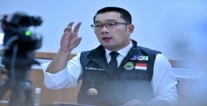 Gubernur Jawa Barat Ridwan Kamil mengaku prihatin terkait Operasi Tangkap Tangan Bupati Bogor Ade Yasin oleh Komisi Pemberantasan Korupsi. Peristiwa tersebut baru diketahuinya pagi ini saat melakukan kunjungan kerja ke Kabupaten Cianjur. "Saya kaget tadi pagi baca berita ada OTT KPK, saya sangat prihatin," kata Ridwan Kamil, Rabu (27/4/2022). Bupati Bogor Ade Yasin bersama beberapa pihak dari Badan Pemeriksa Keuangan (BPK) Perwakilan Jabar terkena OTT KPK, Selasa malam (26/4/2022). Penangkapan Ade Yasin diduga ada unsur pemberian dan penerimaan suap.