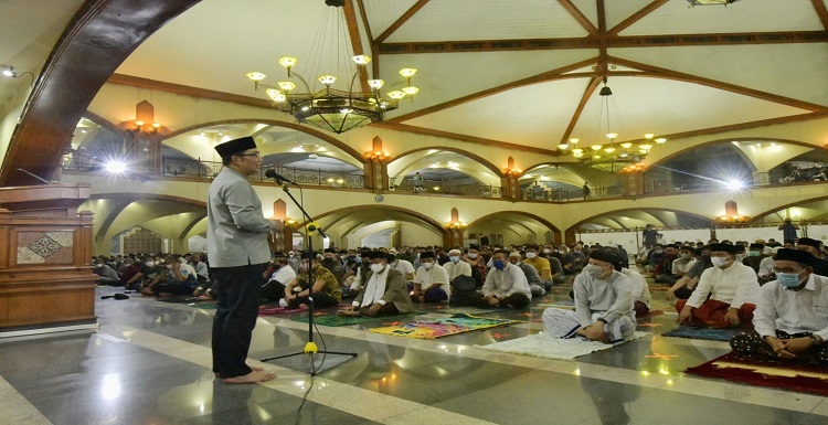 Gubernur Jawa Barat Ridwan Kamil mengawali malam pertama Ramadan dengan salat tarawih berjamaah bersama warga di Masjid Pusdai Kota Bandung, Sabtu (2/4/2022). Antusiasme masyarakat cukup tinggi. Terlihat dari hampir penuhnya sudut Masjid Pusdai. Hal ini mengingat Ramadan tahun ini pemerintah memperbolehkan warga untuk kembali melaksanakan salat tarawih di masjid namun dengan mengenakan masker. Suasana seperti ini mengobati kerinduan Ridwan Kamil karena sudah dua tahun aktivitas ibadah bulan ramadan dibatasi imbas kasus penularan COVID-19 masih tinggi kala itu. "Rindu sudah dua kali Ramadan tidak bertemu suasana seperti ini, saya terharu," ucapnya. Kang Emil, sapaan akrab Ridwan Kamil berharap COVID-19 terus menunjukkan tren menurun sehingga proklamasi perubahan fase pandemi ke endemi bisa dilakukan dalam waktu dekat. "Mudah-mudahan COVID-19 terus turun, kita tunggu proklamasinya jadi endemi tahun ini agar semua aktivitas kita bisa kembali normal termasuk ibadah," harapnya.