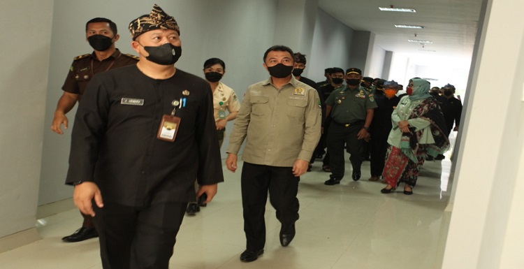 Komisi V DPRD Provinsi Jawa Barat mendukung peningkatan dan penambahan pelayanan bidang kesehatan di RS Sariningsih. Hal itu merupakan suatu upaya dari Pemerintah Provinsi Jawa Barat yang berkolaborasi dengan Kodam III Siliwangi khususnya korps kesehatan. Itu didasari oleh masih kurangnya pelayanan bidang kesehatan di Jawa barat terutama sektor rumah sakit, meskipun RS Sariningsih merupakan rumah sakit militer, tetapi mayoritas 80 persen pasiennya adalah masyarakat umum. Ketua Komisi V DPRD Provinsi Jawa Barat, Abdul Harris Bobihoe menyebut, dalam hal ini DPRD bersama Pemerintah Provinsi Jabar terus berupaya melakukan peningkatan pelayanan agar dapat bermanfaat lebih optimal untuk masyarakat. Terlebih dalam bidang penyediaan alat kesehatan yang menjadi kebutuhan setiap rumah sakit.