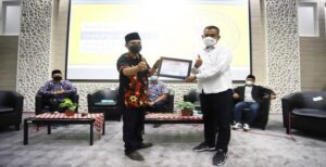 Sekretaris Komisi D DPRD Kota Bandung, Drs. Heri Hermawan, M.M.Pd. menghadiri undangan menjadi narasumber acara talk show Kelompok Masyarakat Peduli Perlindungan Anak (KMPPA) Kota Bandung, di Auditorium Universitas Islam Bandung, Jumat (22/4/2022). Acara bertajuk "Lindungi Anak Lindungi Generasi Bangsa" ini dihadiri pula narasumber dari berbagai komponen seperti perwakilan dari DP3APM Kota Bandung Kresnanda Sofyan,, Kabid PPA Kota Bandung Iptu Dewi Pranipta Putri selaku perwakilan Polrestabes Kota Bandung, Kepala Seksi Pendidikan Diniyah dan Pondok Pesantren Kementerian Agama Kota Bandung Fachmi Farhan, lalu Pengelola Pemberdayaan, Perlindungan Perempuan dan anak UPTD PPA Kota Bandung Donny Muhammad Ramdhan, serta Ketua KMMPA Jawa Barat Andri Mochammad Saftari. Dalam acara itu, Heri Hermawan menjelaskan, terkait regulasi dan budgeting dalam rangka menjadikan Bandung sebagai kota layak anak merupakan persoalan yang tidak begitu populer. Meski dirasa sebagai isu penting, tetapi hanya sebagian kecil masyarakat yang melek perlindungan anak.