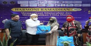 Menyambut Ramadhan 1443 Hijriah, PWI Pusat dan Pengurus Pusat IKWI beri santunan kepada ratusan anak yatim dan dhuafa. Kegiatan Harmoni Ramadhan yang berlangsung Kamis, 21 April 2022 ini, mengusung tema Memperkuat Silaturahmi dan Mengendalikan Cinta Dunia. Kegiatan untuk mengisi bulan suci Ramadhan ini dilakukan secara hybrid dari Gedung Dewan Pers, Jl. Kebun Sirih Jakarta, dan diikuti ratusan anggota Persatuan Wartawan Indonesia (PWI) dan Ikatan Keluarga Wartawan Indonesia (IKWI) seluruh Indonesia melalu virtual zoom. Acara diisi dengan Webinar Tausiah Ramadhan oleh dr. Aisah Dahlan yang membahas Indahnya Berkomunikasi Saat Berpuasa. Juga pembagian santunan sebanyak 400 paket sembako dan perlengkapan sholat kepada yatim dan kaum dhuafa, keluarga pers khususnya PWI, dan masyarakat umum. Juga silaturahmi buka puasa bersama PWI-IKWI. Ketua Umum PWI Atal S. Depari mengatakan Ramadhan adalah bulan yang sangat dimuliakan Allah dan istimewa. “Sebab, di bulan ini kita sebagai hamba Allah yang beriman, umat wajib menjalankan ibadah puasa sebulan penuh. Dan juga pada bulan suci ini turunnya Al-Quran, sebagai kitab pedoman hidup kita,” ujar Atal dalam sambutannya, Kamis (21/04/2022). Alangkah baiknya, lanjut Atal S Depari, kita sebagai umat muslim memanfaatkan momen ini untuk lebih menguatkan iman Islam dan mendekatkan diri kepada Allah SWT. Untuk itu, PWI bersama IKWI setiap tahun mengadakan beberapa kegiatan untuk memperbanyak amal ibadah pada bulan yang penuh rahmat ini, yang kami namakan Kegiatan Harmoni Ramadhan. Insya Allah setiap tahun kita dapat menyelenggarakan kegiatan Harmoni Ramadhan tersebut.