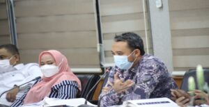 Pansus 1 (LKPJ) DPRD Kota Bandung menggelar rapat kerja bersama Dinas Cipta Karya Bina Konstruksi dan Tata Ruang, Dinas SDA dan Bina Marga, serta Dinas Lingkungan Hidup, dengan agenda pembahasan terkait realisasi kinerja Kegiatan T.A. 2021, di Ruang Rapat Badan Musyawarah, Gedung DPRD Kota Bandung, Selasa (12/4/2022). Rapat kerja dipimpin oleh Ketua Pansus 1 DPRD Kota Bandung, Ferry Cahyadi Rismafury, S.H., dan dihadiri oleh para anggota Pansus 1, yaitu H. Rizal Khairul S.IP., M.Si; Yudi Cahyadi, SP.; Drs. Heri Hermawan, M.Pd.; Hj. Salmiah Rambe, S.Pd.I.; Hj. Nenden Sukaesih, S.E.; H. Sandi Muharam, S.E.; Iman Lestariyono, S.Si., dan Hasan Faozi, S.Pd. Ferry Cahyadi mengatakan, program-program yang menjadi janji wali kota harus bisa direalisasikan seoptimal mungkin. Karena program-program tersebut telah disusun berdasarkan kajian yang dampak dan manfaatnya dapat dirasakan langsung oleh masyarakat. "Maka, terkait hal-hal yang masih menjadi pekerjaan rumah, dan itu merupakan janji wali kota, maka harus bisa direalisasikan. Apalagi dalam misi ketiga Kota Bandung, yaitu mewujudkan Bandung Nyaman melalui perencanaan tata ruang, pembangunan infrastruktur, serta pengendalian pemanfaatan ruang yang berkualitas dan berwawasan lingkungan menjadi tugas pokok dari ketiga OPD ini, yang harus diwujudkan," ujarnya.