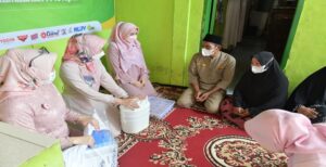 Rangkaian Program Bulan Suci Berbagi On The Street atau BUBOS 2022 diawali dengan pelaksanaan KOAS (Kontes Juara Anak Soleh) dan NYANTRI (Nyakola Nata Karakter Jeung Pangarti) , di Masjid Agung Syech Quro, Kabupaten Karawang, Rabu (13/4/2022). Ketua TP-PKK Provinsi Jawa Barat Atalia Praratya Ridwan Kamil didampingi Bupati Karawang Cellica Nurrachadiana meninjau secara langsung gelaran Lomba Azan, Dai Cilik, Tahfidz Juz 30 (KOAS) untuk anak-anak, hingga Lomba Design Masjid dan Kaligrafi (NYANTRI) yang diikuti oleh Pramuka Cabang Karawang. Dalam sambutannya Atalia berharap kegiatan Bubos ini bisa menginspirasi seluruh rakyat Indonesia. "Kita berharap bahwa kegiatan ini betul-betul mampu menjadi sebuah inspirasi tak saja bagi Jawa Barat, melainkan bagi Indonesia," ucapnya.