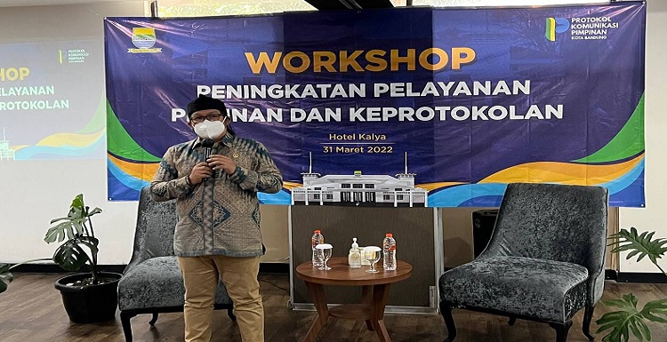 Ketua Komisi A DPRD Kota Bandung, H. Rizal Khairul, S.IP., M.SI., mendukung penuh program Protokol dan Komunikasi Pimpinan (Prokopim) di lingkungan pemerintahan Kota Bandung. Demikian hal tersebut di sampaikan legislator partai Golkar ini pada Acara Peningkatan Pelayanan Pimpinan dan Keprotokolan di Hotel Kalya, Bandung, Kamis (31/3/2022). "Saya sangat mengapresiasi dan selalu mendukung penuh agenda Prokopim, terlebih kegiatan pelatihan ini. Karena protokoler dan komunikasi pimpinan adalah ujung tombak dari informasi yang bisa diterima oleh masyarakat," katanya. Menurut Rizal, kegiatan pelatihan ini perlu dilakukan karena Pemerintah Kota Bandung terdiri dari legislatif dan eksekutif. Hasil pelayanan dan komunikasi yang baik tentu akan menciptakan citra yang baik bagi Pemerintah Kota Bandung.