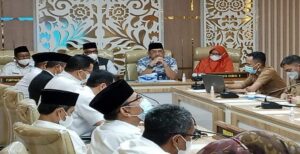 Bantuan Pendidikan Menengah Universal (BPMU) Madrasah Aliyah (MA), baik negeri maupun swasta di Jawa Barat masih belum terpenuhi secara utuh. Untuk itu, muncul permintaan dari legislatif agar Pemerintah Provinsi Jawa Barat memperbaiki kekurangan tersebut. Permintaan tersebut dilayangkan Komisi V DPRD Jawa Barat bahkan sudah tersurat dalam hasil keputusan rapat soal pemenuhan bantuan hibah BPMU untuk siswa MA negeri dan swasta dengan Kanwil Kementerian Agama, Dinas Pendidikan, Bappeda, Inspektorat perwakilan kepala sekolah MA yang tergabung dalam Forsikmas dan KKMA Jabar di Bandung, pada Senin, 11 April 2022. Rapat tersebut memutuskan Pemprov Jabar — tanpa kecuali — wajib memenuhi BPMU bagi peserta didik MA negeri dan swasta sebesar Rp700 ribu. Ketua Komisi V, Abdul Hadi Wijaya mengatakan seluruh pimpinan dan komisi V sudah menyepakati sebuah solusi terkait bantuan hibah BPMU yang masih menjadi polemik. Pemerintah Provinsi Jawa Barat, kata Dia, wajib memenuhi bantuan anggaran tersebut sebagaimana termaktub dalam APBD tahun 2022. Besaran BPMU sendiri merujuk pada gagasan yang disampaikan Kepala Inspektorat dan BPKAD Jawa Barat.