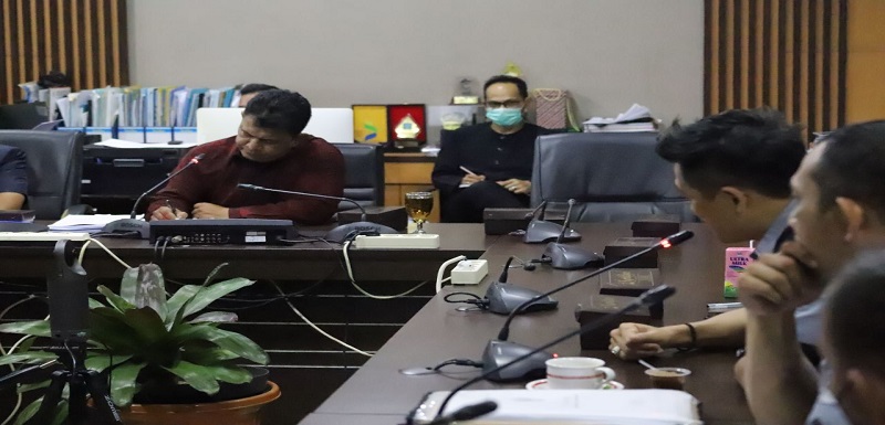 Komisi B DPRD Kota Bandung akan memperjuangkan hak para pedagang di pusat perbelanjaan ITC Kebon Kalapa. Terlebih banyak masyarakat yang menggantung hidupnya pada pasar tersebut. Ketua Komisi B DPRD Kota Bandung, Hasan Faozi mengatakan bahwa pihaknya akan memfasilitasi dan memediasi, terkait adanya keluhan dan aspirasi para pedagang dengan pihak terkait. "Maka kita akan perjuangkan hak para pedagang di pusat perbelanjaan ITC Kebon Kalapa. Mudah-mudahan benang merah yang jadi permasalahan segera ditemukan solusi terbaik," ujarnya, saat menerima Audiensi P5K dan Perumda Pasar Juara di Gedung DPRD Kota Bandung, Kamis (31/3/2022).