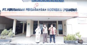 Ketua DPRD Kota Bandung H. Tedy Rusmawan, A.T., M.M., bertemu dengan perwakilan PT Perusahaan Perdagangan Indonesia (PPI) sebagai distributor minyak goreng curah, di Kantor PT PPI, Bandung, Kamis (07/04/2022). Kehadiran Tedy ini didampingi Kepala Disdagin Kota Bandung Elly Wasliah dan diterima General Manager PT PPI Cabang Bandung Bayu Adhi Wardana. Tedy menyambut baik langkah besar PT PPI dalam membantu Kota Bandung. PT PPI merupakan BUMN yang ditunjuk untuk mengalokasikan dan mendistribusikan minyak goreng curah dari pemerintah pusat, di antaranya untuk Kota Bandung. “Kali ini PT PPI sebagai distributor akan memulai, dan distributor yang lain khususnya untuk pasar akan menyusul. Kesanggupan distribusi PT PPI satu minggu itu bisa satu sampai dua kali pengiriman 8 ribu liter. Jadi kurang lebih ada 16 ribu sampai 24 ribu liter kebutuhan bagi pelaku UKM. Mudah-mudahan jadi berkah bagi pelaku UKM dan harga bisa lebih murah,” tutur Tedy.