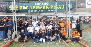 Ketua DPRD Kota Bandung, H. Tedy Rusmawan, AT., M.M., menghadiri acara Perlombaan Lempar Pisau "Ramadhan Fit Blade Throws," yang diselenggarakan oleh Buah Batu Corps (BBC) LEPIS (Lempar Pisau), di Jalan Lodaya Kota Bandung, Sabtu (9/4/2022). Tedy pun mengucapkan rasa syukur di bulan suci Ramadan ini bisa berkumpul dan bersilaturahmi bersama BBC LEPIS. "Dengan silaturahmi dapat menciptakan solidaritas yang tinggi dan menambah rasa kekeluargaan di antara kita semua,” ucapnya. Tedy mengapresiasi setinggi-tingginya kegiatan Lempar Pisau ini. Ia berharap kegiatan ini dapat terus berkelanjutan dan melahirkan atlet Lempar Pisau dari BBC LEPIS.