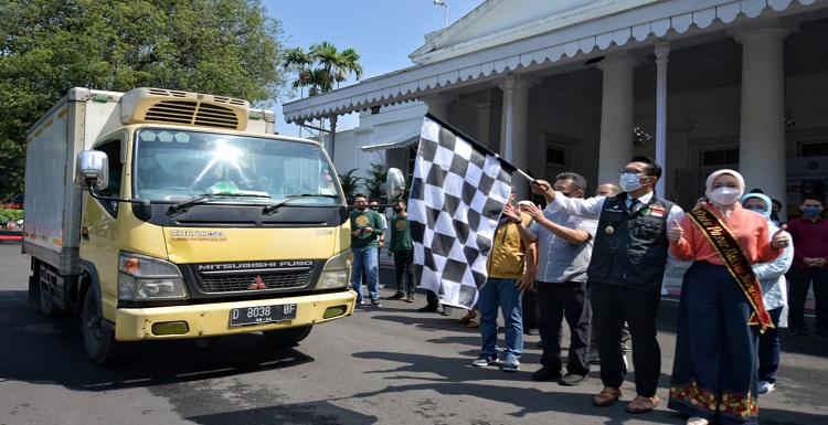 Gubernur Jawa Barat Ridwan Kamil melepas pengiriman perdana minyak goreng curah bersubsidi Program Pemesanan Minyak Goreng Via Aplikasi Sapawarga Buat Ibu-Ibu Dimana-mana atau yang disebut juga dengan Pemirsa Budiman, di Gedung Pakuan, Kota Bandung, Sabtu (16/4/2022). Dalam sambutannya Ridwan kamil menghimbau kepada Ketua Rukun Warga (RW) di Jabar untuk memanfaatkan Aplikasi Sapawarga, dan terlibat aktif dalam menyosialisasikan Program Pemirsa Budiman. "Kepada para RW se-Jawa Barat supaya memanfaatkan Program Pemirsa Budiman melalui Aplikasi Sapawarga untuk menolong warga, apalagi sekarang mau Lebaran," kata Ridwan Kamil. Program terobosan yang diinisiasi oleh Gubernur Jawa Barat Ridwan Kamil di tengah kenaikan harga bahan pokok dan bahan bakar minyak (BBM) ini mendapat respons baik dari masyarakat Jabar.