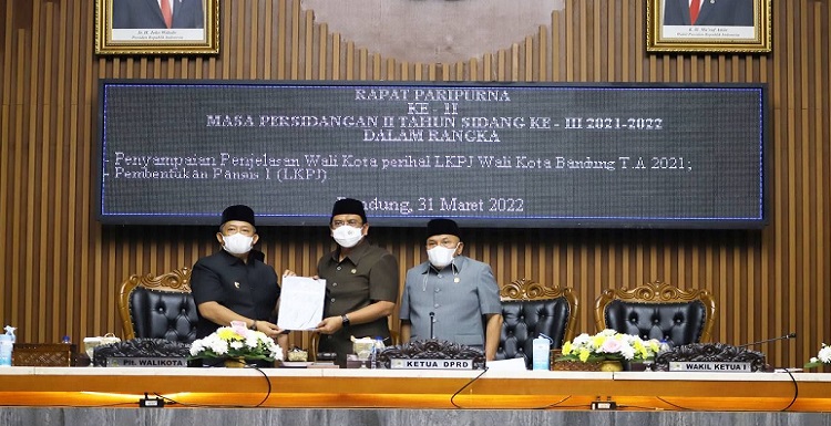 DPRD Kota Bandung menyelenggarakan Rapat Paripurna terkait Penyampaian Penjelasan Wali Kota perihal Laporan Keterangan Pertanggungjawaban Wali Kota Bandung Tahun Anggaran 2021, di Gedung DPRD, Kamis (31/03/2022). Ketua DPRD Kota Bandung H. Tedy Rusmawan, A.T., M.M., memimpin rapat paripurna, didampingi Wakil Ketua DPRD Kota Bandung Ade Supriadi, S.E., dan dihadiri anggota DPRD secara langsung dan melalui teleconference. Rapat paripurna itu dihadiri Plt. Wali Kota Bandung Yana Mulyana. Ketua DPRD Kota Bandung Tedy Rusmawan mengatakan, berdasarkan ketentuan Undang-Undang Nomor 23 Tahun 2014 tentang Pemerintahan Daerah, sebagaimana telah diubah dengan Undang-Undang Nomor 9 Tahun 2015 tentang Perubahan Kedua Atas Undang-Undang Nomor 23 Tahun 2014 tentang Pemerintahan Daerah Pasal 69 ayat (1) disebutkan bahwa ”Kepala Daerah wajib menyampaikan Laporan Penyelenggaraan Pemerintahan Daerah, Laporan Keterangan Pertanggungjawaban, dan Ringkasan Laporan Penyelenggaraan Pemerintahan Daerah.”