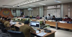 Anggota Legislstif (Aleg) Panitia Khusus (Pansus) Laporan Keterangan Pertanggungjawaban (LKPJ) Wali Kota Bandung, Rizal Khairul meminta Dinas Sosial Kota Bandung untuk melakukan pemutakhiran atau memperbarui Data Terpadu Kesejahteraan Sosial (DTKS) di Kota Bandung. Hal tersebut ia sampaikan pada Rapat Kerja Pansus 1 LKPJ terkait Pembahasan Realisasi Kinerja Kegiatan T.A. 2021 yang dipimpin Ketua Pansus 1, Ferry Rismafury bersama Dinas Sosial, Dinas Kesehatan, dan Dinas Pendidikan di Gedung DPRD Kota Bandung, Senin (11/4/2022). "Data DTKS di Kota Bandung harus ter-update, dan harapannya terintergrasi dengan kewilayahan," ujarnya. Menurut Rizal, data DTKS bukan hanya berkaitan dengan penerima manfaat dari Dinas Sosial saja, tetapi juga layanan pendidikan hingga kesehatan. Dengan demikian, DTKS mencakup banyak hal terkait layanan dasar Pemkot Bandung. "Terkait data ini, harus terus divalidasi dan diverifikasi, jangan sampai seperti sebelumnya, ada yang telah meninggal tapi masuk dalam DTKS," ucapnya.