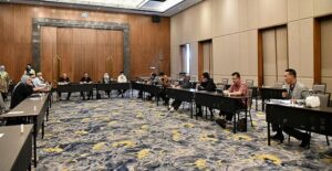 Panitia Khusus (Pansus) II DPRD Provinsi Jawa Barat gelar rapat pembahasan Laporan Keterangan Pertanggung Jawaban (LKPJ) Gubernur Tahun Anggaran 2021 bersama Pimpinan Alat Kelengkapan Dewan (AKD). Ketua Pansus II DPRD Provinsi Jawa Barat M. Jaenudin mengungkapkan, pada kesempatan ini pihaknya mendengarkan masukan-masukan dari komisi. Adapun masukan tersebut merupakan hasil rapat kerja komisi dengan para mitra kerja. "Dari hasil rapat kerja ini Pansus II akan mendalami rekomendasi-rekomendasi yang disampaikan, kemudian temuan-temuan yang ditemukan oleh Pansus akan langsung ditinjau ke lapangan," ujar Jaenudin usai memimpin rapat kerja di Kabupaten Bandung Barat, Selasa, (5/4/2022).