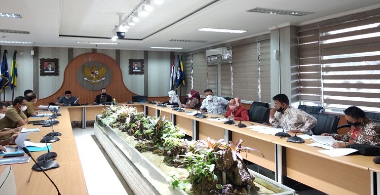 Panitia Khusus (Pansus) 1 DPRD Kota Bandung menggelar rapat kerja dengan ketua dan tim penyusun Laporan Keterangan Pertanggungjawaban (LKPJ) Wali Kota Bandung, dalam agenda ekspos awal LKPJ, di Ruang Rapat Badan Musyawarah Gedung DPRD Kota Bandung, Senin (4/4/2022). Rapat kerja dipimpin oleh Ketua Pansus 1, Ferry Cahyadi Rismafury, S.H., dan dihadiri oleh Wakil Ketua Pansus, Drs. Riana, serta para anggota Pansus, yakni Iman Lestariyono, S.Si., Sandi Muharam, S.E., Hj. Salmiah Rambe, S.Pd.I., Hasan Faozi, S.Pd., serta Nunung Nurasiah, S.Pd. Kemudian, H. Riantono, S.T., M.Si., Folmer Siswanto Silalahi, S.T., H. Rizal Khairul, S.IP., M.Si., Hj. Nenden Sukaesih, S.E., dan Drs. Heri Hermawan, M.P., melalui teleconference. Ferry Cahyadi mengatakan, LKPJ bukan sekadar angka dan huruf yang diinformasikan secara rutin tahunan kepada DPRD Kota Bandung. Melainkan menyangkut realisasi kinerja yang dilakukan Pemkot Bandung. "LPKJ ini pun menyangkut upaya mempertahankan prestise Pemkot Bandung. Maka dari itu, kami harapkan LKPJ itu dibuat secara komprehensif, dengan data-data yang akurat dan detail," ujarnya.