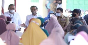 Gubernur Jawa Barat Ridwan Kamil mendampingi Presiden RI Joko Widodo membagikan Bantuan Langsung Tunai kompensasi minyak goreng dan bantuan modal usaha kepada para pedagang di Pasar Tradisional Kanoman, Lemahwungkuk, Kota Cirebon, Rabu (13/4/2022). Presiden Jokowi menuturkan, BLT minyak goreng sebesar Rp 300.000 dan bantuan modal usaha senilai Rp 1,2 juta dinilai penting untuk mendorong para pedagang dalam memulai kembali usahanya pasca pandemi COVID-19. Ia berharap, pemberian bantuan ini dapat mendongkrak daya beli masyarakat, terutama di bulan puasa dan jelang Hari Raya Idul Fitri. "Saya kira ini karena kondisi pandemi Covid-19 sudah menurun, mereka memulai usahanya lagi di pasar-pasar, sehingga membutuhkan suntikan untuk memulai usahanya," kata Presiden Jokowi. "Harapannya, dengan pemberian baik BLT, maupun bantuan modal usaha, daya beli masyarakat bisa lebih baik lagi," ujar Presiden.