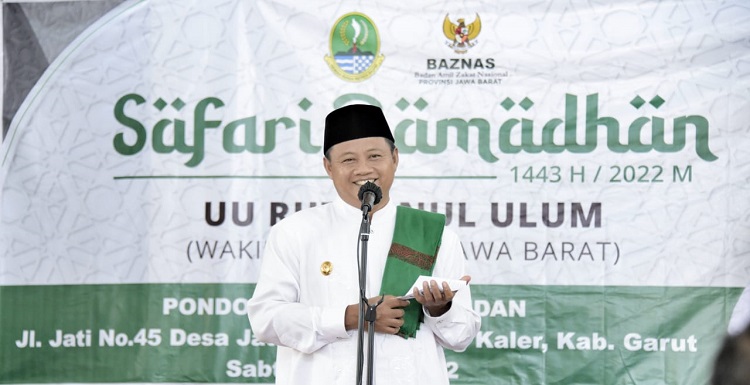 Wakil Gubernur Jawa Barat Uu Ruzhanul Ulum mengajak seluruh masyarakat Jabar untuk senantiasa mendukung program-program Pemerintah Daerah Provinsi Jabar yang diselenggarakan khusus di bulan suci Ramadan. Salah satunya adalah Program Milenial Smartren atau Smart Pesantren Ramadan 1443 H. Pak Uu –sapaan akrab Wagub—menjelaskan, Program Milenial Smartren merupakan gerakan pesantren juara yang memberikan ilmu keagamaan pada siswa sekolah di tingkat SMA, SMK, SLB dan Madrasah Aliyah (MA) di bulan Ramadan. Adapun ilmu keagamaan yang ditekankan Pak Uu untuk diajarkan dalam Milenial Smartren di antaranya tata cara wudu dan salat yang baik dan benar, bacaan salat yang mumpuni beserta rukunnya, ibadah puasa, serta membaca Al Qur’an. “Pemprov Jabar terus mendorong kegiatan keagamaan seperti Smartren, yaitu pesantren juara di bulan Ramadan. Saya ingin masyarakat mendukung kegiatan ini, maksimalkan penyelenggaraannya,” kata Pak Uu pada kegiatan Safari Ramadan 1443 H, di Pesantren Hudan, Desa Jati, Kecamatan Tarogongkaler, Kabupaten Garut, Sabtu (9/4/2022).