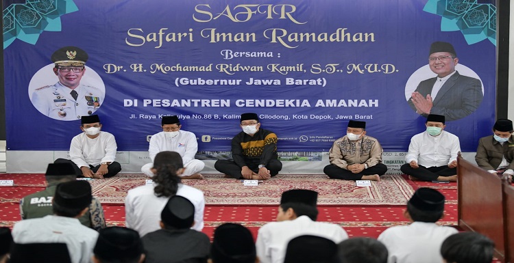 Gubernur Jawa Barat Ridwan Kamil dalam kegiatan safari Ramadhan memberikan bantuan untuk pembangunan masjid di lingkungan Pesantren Cendekia Amanah, di Cilodong, Kota Depok, Jumat (8/4/2022). "Dukungan kepada pesantren ini bagian dari saya sebagai umara. Selain bantuan untuk pembangunan masjid jika pesantren ini membutuhkan keperluan untuk perpustakaan dengan senang hati Pak Kiai bisa mengajukan ke Bagian Kesra (Kesejahteraan Rakyat)," kata Ridwan Kamil. Kang Emil, sapaan akrab Ridwan Kamil mengapresiasi Program Maghrib Mengaji yang masih dilaksanakan di Pesantren Cendekia Amanah. Gerakan Maghrib Mengaji adalah Program yang dirintis oleh Kang Emil ketika dirinya menjadi Wali Kota Bandung (periode 2013-2018). Program ini mendorong masyarakat Kota Bandung agar setiap anak-anak usia sekolah belajar membaca dan memahami Al-Qur'an setelah salat Maghrib sampai menjelang salat Isya. "Maghrib Mengaji saya rintis dulu dari masa Wali Kota Bandung karena ada fenomena anak-anak zaman sekarang pegang handphone itu hampir enam jam per hari.Nah, kalau ini menjadi kebiasaan, saya khawatir banyak mudaratnya dibanding maslahatnya," ujar Kang Emil.