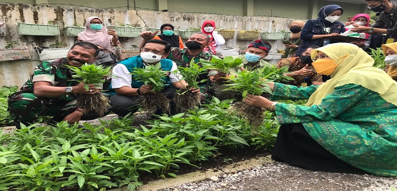 Ketua DPRD Kota Bandung H. Tedy Rusmawan, A.T., M.M., meresmikan Buruan SAE Mang Oded, di Kompleks Kavaleri, Pussenkav, Kel. Lingkar Selatan, Kec. Lengkong, Jumat, (1/4/2022). Acara ini juga dihadiri oleh perwakilan Forum RW se-Kota Bandung, LPM Lingkar Selatan, TPPKK Lingkar Selatan, dan Komunitas Buruan Sae. Buruan SAE yang dibuat oleh Pussenkav ini merupakan salah satu Buruan SAE yang didirikan di wilayah kawasan militer. Hal ini menjadikan Buruan Sae pertama yang didirikan di kompleks tentara. Sebelum memulai acara, Tedy Rusmawan memandu hadirin untuk mendoakan mendiang Wali Kota Bandung Oded M. Danial, untuk mengenang berbagai jasa selama memimpin Bandung. Tedy pun mengatakan bahwa lewat Buruan SAE ini dapat membuat Kota Bandung menjadi salah satu kota modern yang sehat. Karena dalam menciptakan sebuah kota yang modern tidak hanya berfokus pada gedung-gedung pencakar langit saja, namun harus memperhatikan lingkungannya agar dapat terciptanya lingkungan yang lebih hijau.