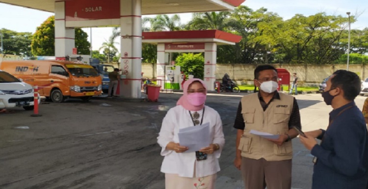 Ketua DPRD Kota Bandung, Tedy Rusmawan mendorong Pertamina untuk tetap menjaga stok Bahan Bakar Minyak (BBM) Pertalite di Kota Bandung. Mengingat kedua jenis BBM tersebut, masih banyak dibutuhkan oleh masyarakat banyak. "Kita berharap kepada Pertamina untuk menjaga stok ketersediaan BBM Pertalite. Karena sampai saat ini, banyak dibutuhkan sebagian besar masyarakat Kota Bandung, terlebih bagi para pelaku ekonomi, seperti ojek online dan sales," ungkapnya saat meninjau ketersediaan BBM Pertalite di SPBU Unit Gedebage, Jalan Soekarno-Hatta, Kota Bandung, Kamis 7 Maret 2022. Menurutnya SPBU tersebut, merupakan sentra distrubusi BBM di Kota Bandung. Lebih jauh, ketersediaan pertalite dan dexlite sudah cukup memadai. Akan tetapi, adanya antrian pengisian BBM pertalite dan dexliter beberapa waktu lalu, dikarenakan adanya peningkatan traffic kendaraan dan panic buying, karena adanya wacana kenaikan harga BBM.