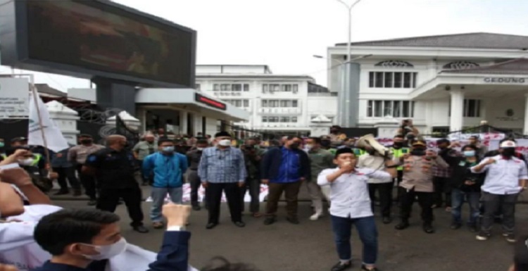 BANDUNG.POTENSINEWS.COM,-Dewan Perwakilan Rakyat Daerah (DPRD) Provinsi Jawa Barat menerima aksi unjuk rasa yang dilakukan oleh Kesatuan Aksi Mahasiswa Muslim Indonesia (KAMMI) Wilayah Kota Bandung, Selasa (5/4/2022). Berlangsung di depan Gedung DPRD Jabar, dalam aksinya KAMMI Se-Bandung Raya dalam aksi unjuk rasanya menyuarakan sejumlah tuntutan diantaranya: 1. Menolak kenaikan Bahan Bakar Minyak (BBM) jenis Pertamax. 2. Mendesak pemerintah menjamin ketersediaan Pertalite serta kestabilan pangan. 3. Menolak kenaikan PPN 11%, serta menolak perpanjangan masa jabatan presiden dan 4. Menolak penundaan Pemilihan Umum (Pemilu). Aksi unjuk rasa tersebut direspon oleh DPRD Provinsi Jawa Barat, Wakil Ketua DPRD Provinsi Jawa Barat H. Achmad Ru’yat, serta Anggota Komisi I DPRD Provinsi Jawa Barat Yosa Octora Santono dengan mendatangi langsung masa aksi.