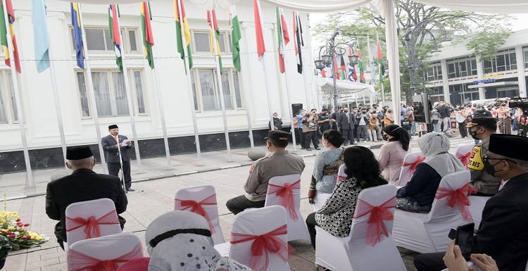 Wakil Gubernur Jawa Barat Uu Ruzhanul Ulum mengemukakan, peringatan 67 tahun Konferensi Asia Afrika menjadi momentum untuk membangkitkan semangat perdamaian dunia. “Kami yakin Dasasila Bandung yang dihasilkan dalam Konferensi Asia Afrika masih relevan dengan situasi dan kondisi hari ini. Perdamaian masih dibutuhkan oleh bangsa-bangsa di dunia,” kata Pak Uu –sapaan akrab Wagub- pada acara Peringatan 67 Tahun Konferensi Asia Afrika (KAA) di Halaman Gedung Merdeka, Kota Bandung, Senin (18/4/2022). “Oleh karena itu momentum kali ini tiada lain untuk mengingatkan dunia, bahwa kita harus berdamai dengan siapapun,” ujarnya. Pak Uu berharap, peringatan KAA juga menyentuh kembali perhatian dunia untuk rakyat Palestina, yang hingga saat ini masih mengalami konflik dan peperangan. Ia mengajak masyarakat untuk berdoa bersama di bulan suci Ramadan bagi perdamaian di Palestina.