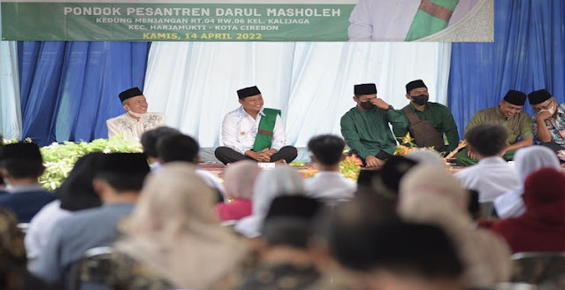 Wakil Gubernur Jawa Barat  Uu Ruzhanul Ulum mengajak warga Jabar untuk istikamah dalam menjalankan ibadah. Tak berhenti di bulan suci Ramadan, kebaikan yang telah dilatih selama satu bulan penuh diharap dapat berlanjut di 11 bulan lainnya. Demikian pesan Wagub Jabar saat menghadiri Acara Safari Ramadan 1443 H, di Pesantren Darul Masholeh, Kelurahan Kalijaga, Kecamatan Harjamukti, Kota Cirebon, Kamis (14/04/2022). "Orang yang istikamah dalam kebaikan, insya Allah datang seribu berkah," ucap Pak Uu-- sapaan karib Uu Ruzhanul. Dengan beribadah secara konsisten, maka seseorang sedang berupaya untuk teguh mengikuti perintah Allah SWT dan menjauhi laranganNya.