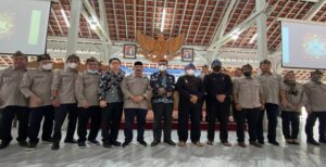 Ketua DPRD Kota Bandung H. Tedy Rusmawan, A.T., M.M., beserta Sekretaris Komisi A DPRD Kota Bandung Erick Darmadjaya, B.Sc., M.K.P., Anggota Komisi A DPRD Dr. Ir. H. Juniarso Ridwan, S.H., M.H., M.Si., menghadiri Pelantikan dan Pengukuhan Badan Pengurus Forum Rukun Warga Kota Bandung Masa Bakti 2022 - 2027, di Pendopo Kota Bandung, Kamis (19/5/2022). Acara itu juga dihadiri oleh Wali Kota Bandung Yana Mulyana, Sekda Kota Bandung Ema Sumarna, unsur Forkopimda lainnya, serta perwakilan dari berbagai organisasi. Ketua DPRD Kota Bandung Tedy Rusmawan mengucapkan selamat atas pelantikan pengurus baru Forum RW Kota Bandung Periode 2022-2027. Untuk meningkatkan laju pembangunan Kota Bandung, ia berharap koordinasi DPRD dengan Forum RW Kota Bandung makin diperkuat.