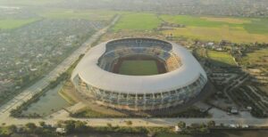 Sekretaris Daerah Kota Bandung Ema Sumarna memastikan Stadion Gelora Bandung Lautan Api (GBLA) dalam kondisi layak digunakan. Hal itu diungkapkannya saat meninjau langsung infrastruktur lapangan, Kamis 19 Mei 2022. “Berdasarkan laporan, konstruksi bangunan (Stadion GBLA) masih layak dihuni penonton (untuk menyaksikan pertandingan),” ucap Ema. Ia pun memastikan konstruksi bangunan dan juga rumput di lapangan masih dalam kondisi yang layak digunakan. Kendati memerlukan perbaikan, namun Ema memastikan hal tersebut dalam konteks minor. Artinya, perbaikan yang diperlukan tidak mengurangi kelayakan stadion untuk digunakan sebagai markas Persib Bandung. “Kabar membahagiakan, karena fasilitasnya masih cukup terawat. Secara umum, orang masuk sini masih (merasa) layak. Tinggal dijaga saja kebersihannya,” bebernya.