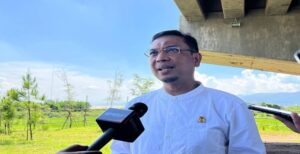 Ketua DPRD Kota Bandung H. Tedy Rusmawan, A.T., M.M., melakukan peninjauan ke flyover KM 149 Tol Padaleunyi, di kawasan Gedebage, Rabu (18/5/2022). Kunjungan Tedy didampingi oleh camat Gedebage, perwakilan Dinas Sumber Daya Air dan Bina Marga Kota Bandung, serta perwakilan Dinas Bina Marga Provinsi Jawa Barat. Tedy mengatakan, jalan layang ini mendesak untuk segera diselesaikan. Jalan layang ini bermanfaat bagi warga Kota Bandung di wilayah timur dan Kabupaten Bandung karena bakal mengurangi kemacetan. “Hari ini kita melakukan pemantauan ke flyover KM 149 Tol Padaleunyi. Kita mendorong pemerintah pusat dan pemerintah provinsi untuk segera menyelesaikan flyover ini,” ujar Tedy. Konstruksi flyover ini dimulai sejak 2015 dan selesai pada 2016. Flyover ini dirancang menghubungkan Tol Padaleunyi menuju tol dalam kota atau Bandung Intra Urban Toll Road hingga Gerbang Tol Pasteur.