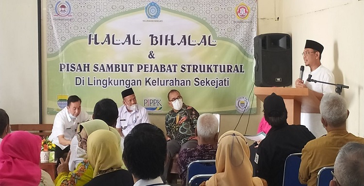 Ketua DPRD Kota Bandung, H. Tedy Rusmawan, A.T., M.M., menghadiri acara halalbihalal dan pisah sambut pejabat struktural di lingkungan Kelurahan Sekejati, Kecamatan Buahbatu, Kota Bandung, Rabu (18/5/2022). Dalam sambutannya, Ketua DPRD Kota Bandung mengajak agar momentum Hari Raya Idulfitri 1443 H dapat dimaknai dengan terus melakukan perbaikan-perbaikan serta peningkatan kualitas diri, agar menjadi pribadi yang lebih baik dibandingkan sebelumnya. "Karena spirit Syawal adalah spirit peningkatan, maka mudah-mudahan kita pun bisa terus meningkatkan kualitas amal kebaikan kita semua, dibandingkan sebelumnya. Termasuk bersinergi dalam peningkatan kualitas pelayanan aparat kewilayahan kepada masyarakat," ujarnya. Dengan semangat dan upaya peningkatan kualitas tersebut, Tedy berharap agar Kelurahan Sekejati, Kecamatan Buahbatu, menjadi kelurahan terbaik, dengan status nihil komplain terkait pelayanan administrasi kependudukan masyarakat. Ia pun meminta agar para petugas aparat kewilayahan, dapat melaksanakan salah satu program inovasi yang digagas oleh almarhum Mang Oded, yaitu BERSATU. Program BERSATU, lanjut Tedy, memiliki makna yaitu menjaga keharmonisan dan kerukunan masyarakat Kota Bandung, karena hal tersebut menjadi modal sosial untuk dapat membangun Kota Bandung untuk terus menjadi kota yang lebih baik. "Sulit untuk dapat membangun dan meningkatkan kualitas Kota Bandung, jika ada masyarakatnya yang kerap berselisih karena berbeda pendapat. Maka spirit BERSATU ini dapat kita hadirkan di tengah masyarakat untuk dapat bersinergi dan berkolaborasi untuk memberikan prestasi bagi Kota Bandung," ucapnya. Tedy menjelaskan, makna BERSATU lainnya adalah sebuah singkatan dari Berjamaah Solat Tepat Waktu yang harus diteladani dan diaplikasikan dalam aktivitas sehari-hari. Karena tujuan dari solat berjamaah tepat waktu, secara langsung melatih diri agar hidup lebih disiplin.