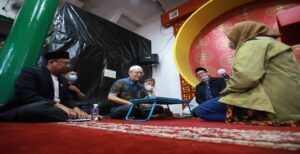 Ketua DPRD Kota Bandung, H. Tedy Rusmawan, AT., M.M, melaksanakan salat Jumat di Masjid Lautze 2 Bandung, di Jalan Tamblong, Jumat (20/5/2022). Seusai melaksanakan salat Jumat, Tedy langsung diminta menjadi saksi salah satu warga yang mengikrarkan diri menjadi mualaf di Masjid Lautze 2 tersebut. Ikrar syahadat dipimpin langsung oleh ketua Yayasan Masjid Lautze. Tedy mengatakan, peristiwa tersebut merupakan peristiwa luar biasa dengan diberikannya hidayah oleh Yang Maha Kuasa sehingga bisa memeluk agama Islam. Tedy menyambut hangat kesaksian ikrar mualaf tersebut dengan memberikannya sebuah Al-Quran. Ia berharap ikrar ini diikuti dengan banyak belajar mendalami Islam lewat Al-Quran tersebut. Menyambut suasana suka cita seusai dilaksanakannya kesaksian ikrar syahadat tersebut, jamaah salat Jumat beruntun memberi selamat kepada mualaf.