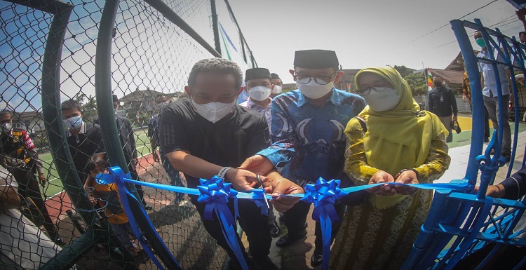 Wali Kota Bandung, Yana Mulyana mengajak partisipasi seluruh elemen masyarakat untuk kolaborasi mengelola sampah di Kota Bandung. Sebab kolaborasi dari semua pihak, mulai dari pengurus lingkungan, komunitas hingga masyarakat umum, sangat diperlukan dalam mengatasi permasalahan sampah. Salah satunya dengan cara daur ulang sampah organik dan anorganik serta tata kelola pengolahan sampah di tingkatan terendah. Hal itu disampaikan Yana saat menghadiri Halal Bihalal sekaligus peresmian sarana pengolahan sampah organik dan sarana olahraga di RW 07 Kelurahan Antapani Kidul, Kecamatan Antapani, Minggu, 15 Mei 2022. "Pemerintah Kota tidak bisa menyelesaikan sendiri, butuh partisipasi masyarakat mulai menyelesaikan sampah di lingkungan kita," kata Yana. Yana mengatakan, produksi sampah Kota Bandung 1500 ton per hari. Bila tidak dikelola dengan baik maka akan menjadi masalah yang besar.