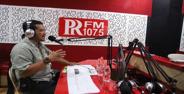 Ketua Komisi D DPRD Kota Bandung, H. Aries Supriyatna, S.H., M.H., hadir dalam talk show Obrolan Plus Solusi (Opsi), di Studio Radio PR FM Bandung, Kamis, (19/5/2022), dengan Tema “Persiapan PPDB Tahun 2022”. Tema ini diangkat untuk membahas terkait persiapan Penerimaan Peserta Didik Baru sekolah di tahun ajaran 2022, yang masih perlu disosialisasikan mengingat PPDB tahun ini masih menggunakan sistem digital atau daring. Aries mengatakan bahwa dirinya beserta Pemerintah Kota Bandung masih terus menggodok Peraturan Wali Kota terkait PPDB tahun 2022. "Di tahun ini, dewan telah melakukan rapat kerja dengan Dinas Pendidikan Kota Bandung, terkait perwal terkait PPDB, nampaknya Kota Bandung sudah melakukan persiapan optimal. Namun juga tidak hanya Disdik, Dinas sosial, Disdukcapil, untuk menyempurnakan pelaksanaan PPDB ini," kata Aries.