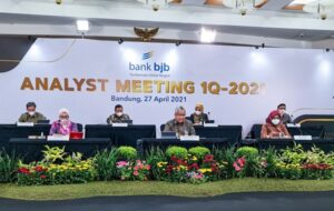 PT Bank Pembangunan Daerah Jawa Barat dan Banten Tbk (bank bjb) berhasil mencatatkan kinerja positif pada triwulan I tahun 2022 berkat kolaborasi serta inovasi digitalisasi. Direktur Utama bank bjb Yuddy Renaldi mengatakan bank bjb menunjukan performa positif dan tumbuh lebih tinggi pada triwulan pertama tahun ini. Kinerja cemerlang ini berkat kerja keras seluruh insan bank bjb dan kepercayaan nasabah serta para pemegang saham. "Saya ucapkan banyak terima kasih kepada semua pihak karena bank bjb berhasil mencatatkan pertumbuhan kinerja positif di atas pertumbuhan rata-rata industri perbankan secara nasional pada triwulan pertama tahun 2022 ini," ujar Yuddy. bank bjb meraup laba sebesar Rp738 Miliar atau tumbuh 28,6% secara tahunan (year-on-year/yoy). Hal ini salah satunya berkat kenaikan fee based income dari yang juga tumbuh 43,7% yoy menjadi Rp372 Miliar. Aset bank bjb juga tumbuh 16,6% menjadi Rp167,4 triliun pada triwulan I 2022 dibandingkan periode yang sama tahun sebelumnya sebesar Rp143,6 triliun.