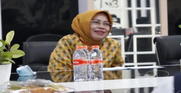 Pimpinan dan Anggota Komisi III DPRD Provinsi Jawa Barat melaksanakan Kunjungan Kerja ke Pusat Pengelolaan Pendapatan Daerah (P3D)Padalarang Wilayah Kabupaten Bandung Barat (KBB)dalam rangka evaluasi mitra kerja Komisi Tahun 2021 dan Triwulan I Tahun 2022, Rabu (11/05/2022). Anggota Komisi III DPRD Provinsi Jawa Barat, Hj.Sumiyati,S.Pd,I,. M.IPol. mengatakan, pada pertemuan tersebut banyak masukan dari anggota Komisi III untuk memenuhi potensi dan pencapaian target-target dari P3D Wilayah Kabupaten Bandung Barat. “Kita memberikan masukan kepada P3D Wilayah Kabupaten Bandung Barat untuk memenuhi potensi dan pencapaian target-target tentunya dengan merealisasikan perencanaan, pemetaan, serta target yang membanggakan pada triwulan pertama”, kata Bunda Sum sapaan akrab Hj Sumiyati. Lebih lanjut dikatakan politisi perempuan partai berlambang banteng moncong putih ini, pihaknya berharap agar Bapenda Jabar terus melakukan inovasi sehingga target yang ditetapkan.