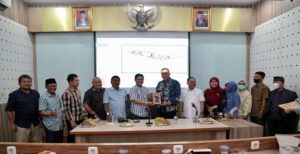 Pimpinan dan Anggota DPRD Provinsi Jawa Barat melakukan kunjungan kerja ke Pemerintah Kota Bekasi dalam rangka pelaksanaan Citra Bakti/Saba Desa bertempat di Pendopo Kota Bekasi, Kamis (12/5/2022). Kunjungan kerja  dipimpin langsung oleh Wakil Ketua DPRD Provinsi Jawa Barat H. Oleh Soleh, dan diterima langsung oleh Plt. Walikota Bekasi Tri Adhianto Tjahyono. Wakil Ketua DPRD Provinsi Jawa Barat H. Oleh Soleh dalam sambutannya memaparkan, Citra Bakti/Saba Desa merupakan salah satu upaya DPRD Jabar dalam optimalisasi komunikasi dan penyerapan aspirasi. "Saba Desa ini dimaksudkan dalam rangka bagaimana membantu anggota DPRD di Dapil agar apa yang menjadi aspirasi dapat dimaksimalkan dengan potensi dan kemampuan yang ada," tuturnya.