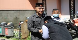 Wakil Ketua III DPRD Kota Bandung, Dr. H. Edwin Senjaya., SE., M.M., menghadiri acara halalbihalal Kelurahan Mengger, Kecamatan Bandung Kidul, di Taman Buruan Sae RW 02 Kelurahan Mengger, Rabu (18/5/2022). Acara dihadiri juga oleh camat Bandung Kidul, lurah Mengger, MUI Kecamatan Bandung Kidul, serta tokoh masyarakat Kecamatan Bandung Kidul. Pada sambutannya, Edwin menyampaikan rasa bahagia dapat hadir dalam forum silaturahmi yang merupakan suatu kegiatan yang sangat baik. "Saya merasa bahagia sekali dapat hadir dalam forum ini. Bukan karena saya diundang, tetapi saya merupakan bagian dari warga asli Kelurahan Mengger, Kecamatan Bandung Kidul, saya dapat bertatap muka langsung dengan tetangga atau masyarakat Kecamatan Bandung Kidul yang merupakan unsur keluarga juga. Banyak sekali manfaat dari silaturahmi bersilaturahmi salah satunya memperpanjang umur serta melimpahkan rezeki," ucapnya. Edwin menyampaikan kesiapannya bekerja sama serta bersinergi khususnya dengan warga Kecamatan Bandung Kidul supaya komunikasi harus berjalan dengan baik.