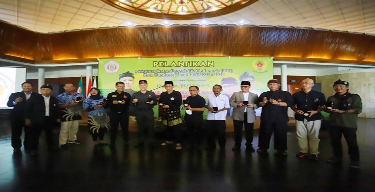 Wakil Ketua III DPRD Kota Bandung, Dr. H. Edwin Sanjaya, SE., M.M., dan Anggota DPRD Kota Bandung Drs. H. Edi Haryadi, M.Si., menghadiri acara pelantikan Pengurus Ikatan Pencak Silat Indonesia (IPSI) Kota Bandung Masa Bakti 2021-2025 yang bertempat di Bumi Sangkuriang, Rabu (18/5/2022). Acara ini juga dihadiri oleh Ketua Umum IPSI Cece Muharam, Ketua Umum KONI Kota Bandung Nuryadi, Ketua Pengprov IPSI Jawa Barat Phinera Wijaya, serta para tokoh sesepuh paguron pencak silat dan pelatih olahraga. Ketua Umum IPSI, Cece Muharam memberikan apresiasi terhadap pencapaian atlet-atlet pencak silat yang berhasil membawa satu-satunya medali emas untuk Indonesia yang diraih oleh ganda putri pencak silat. “Untuk di level PORDA maupun di level PON alangkah indahnya kalau kita melaksanakan dengan peraturan lalu yang nilai-nilai pencak silatnya masih kental,” ucapnya. Ketua umum KONI Kota Bandung, Nuryadi, berharap agar ke depannya target jangka panjang terhadap olahraga pencak silat dapat segera dibangun. “Target jangka panjang itu harus dibangun melalui silat. Bagaimana caranya agar silat Kota Bandung bisa tampil di olimpiade,” ucapnya.