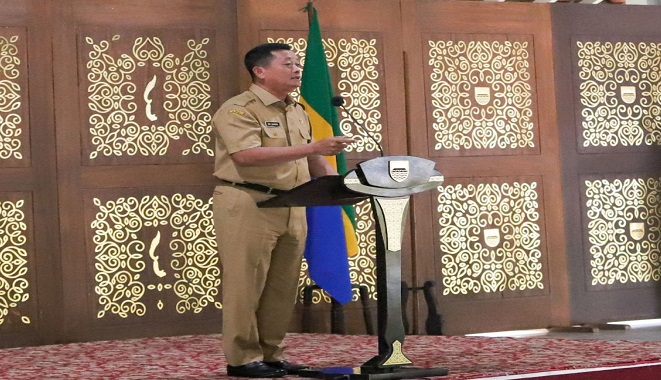 Pemerintah Kota (Pemkot) Bandung bersama para pejabat kewilayahan dan Satuan Kerja Perangkat Daerah (SKPD) yang tergabung dalam Satuan Tugas Khusus (Satgasus) akan kembali menata pedagang kaki lima (PKL) di Kota Bandung. Hal ini disampaikan Sekretaris Daerah (Sekda) Kota Bandung, Ema Sumarna dalam diskusi bersama Satgagus PKL di Aula Pendopo pada Senin, 30 Mei 2022. "Kota Bandung ini terancam jadi zona hijau PKL kalau kita tidak memiliki target terukur untuk mempeluas zona merah. Zona merah bagaimana pun harus ditegaskan dan ditertibkan dari PKL," ungkap Ema. Melalui Satgasus PKL, Pemkot Bandung menargetkan menertibkan dan menata wilayah-wilayah yang terdapat PKL. Meski, Ema mengakui, jika salah satu tantangannya adalah isu ekonomi para PKL yang menurun setelah penertiban. "Tapi jangan sampai isu ekonomi malah jadi membuat kota ini jadi semrawut dengan PKL. Zona merah akan kita tertibkan, siapapun di belakang mereka. Sambil kita melakukan pemberdayaan pada masyarakat," ucapnya.