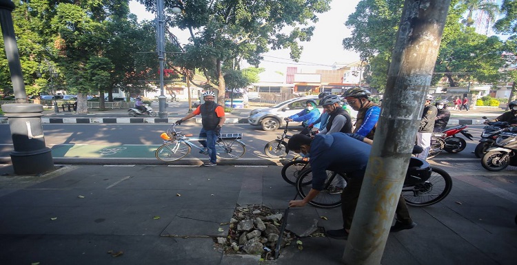 Sekretaris Daerah Kota Bandung, Ema Sumarna memerintahkan Satpol PP untuk segera menertibkan Pedagang Kaki Lima (PKL) yang berada di sepanjang Jalan Dalem Kaum, Bandung. "Jangan ada PKL liar lagi di Jalan Alun-alun termasuk Kepatihan dan Dalem Kaum. Karena reavitalisasi sudah selesai, jadi Satpol PP harus standby setiap hari," kata Ema, Jumat 27 Mei 2022. Ema mengatakan, sesuai dengan Peraturan Daerah Nomor 4 Tahun 2011, bahwa lokasi yang masuk zona merah tidak diperbolehkan adanya PKL Ia juga menegaskan seharusnya para PKL menempati lokasi di basement Masjid Raya Jawa Barat, sesuai tujuan revitalisasi. "PKL itu sudah selesai sejak dulu. PKL sudah berada di bawah basement Masjid Agung (Masjid Raya Jawa Barat)" katanya. Selain itu, dia meminta Satpol PP untuk berjaga dan menertibkan PKL yang berada di Jalan Soekarno dan sejumlah jalur arteri di Kota Bandung.