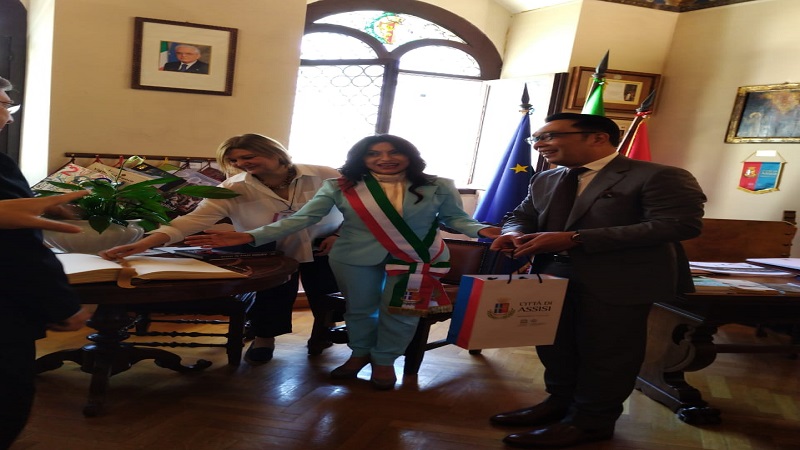 Gubernur Jawa Barat Ridwan Kamil menghadiri Acara “The Assisi and Roma Roundtable 2022” di Assisi, Italia, Sabtu (21/5/2022). Kang Emil, sapaan akrab Ridwan Kamil hadir menjadi pembicara dalam acara yang digelar oleh Global Foundation, organisasi nirlaba yang fokus pada beragam masalah global. Sedikitnya 50 perwakilan negara, swasta, hingga seniman hadir dalam acara itu untuk mencapai pemahaman bersama. Tahun ini, tema besar yang diambil adalah Cooperative Globalisation-Navigating the Unknown Together, Toward Peaceful, Global Existance. Pemahaman bersama, ujar Kang Emil sangat penting bagi pemimpin yang harus membuat keputusan setiap hari. Menurutnya, pemahaman data yang baik akan menghasilkan keputusan baik. Sedangkan data yang buruk bakal menghasilkan keputusan yang buruk.