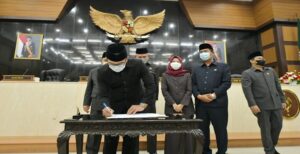 Gubernur Jawa Barat Ridwan Kamil dan Ketua DPRD Jabar menandatangani persetujuan usulan tiga Calon Daerah Persiapan Otonomi Baru (CDPOB) dalam rapat paripurna DPRD Jabar di Gedung DPRD Jabar, Kota Bandung, Kamis (28/4/2022). Ketiga CDPOB tersebut adalah Kabupaten Cianjur Selatan, Kabupaten Tasikmalaya Selatan, dan Kabupaten Garut Utara. Dengan telah dipenuhinya syarat administrasi di tingkat provinsi, langkah selanjutnya adalah berkas usulan tiga CDPOB itu akan diserahkan kepada Kementerian Dalam Negeri untuk dikaji. "Tahapan selanjutnya Pemda Provinsi Jabar akan segera menyampaikan usulan tersebut ke pemerintah pusat," kata Ridwan Kamil.