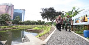 Anggota Komisi C DPRD Kota Bandung, Folmer Siswanto M. Silalahi, S.T., menghadiri undangan Peresmian Kolam Retensi Pusat Kesenjataan Kavaleri (Pussenkav) TNI AD, bertempat di Jalan Cikuray Simpang, Kelurahan Lingkar Selatan, Senin, (23/5/2022). Dengan kedalaman 2 meter, kolam retensi ini memiliki daya tampung debit sekitar 13.000 liter. Kolam retensi yang dibangun Pussenkav TNI AD ini sebagai upaya untuk mengatasi permasalahan banjir di wilayah Kota Bandung. Folmer mengatakan, kolam retensi ini terbangun di dalam aset milik Pussenkav TNI AD yang secara fungsi sekarang digunakan untuk ruang publik, sekaligus sebagai fungsi kolam retensi. Kehadiran kolam retensi ini bisa membantu pengendalian banjir karena sampai saat ini Kota Bandung masih bermasalah dalam penanganan banjir. “Jadi ini bentuk kolaborasi luar biasa. Kami dari DPRD tentu sangat menyambut baik adanya kerja sama yang baik dari TNI, khususnya Pussenkav TNI AD,” tuturnya. Dengan hadirnya kolaborasi ini, DPRD akan terus mendukung setiap gerakan kolaborasi untuk menanangai sejmlah permasalahan di Kota Bandung. “DPRD Kota Bandung akan memprioritaskan kaitan dengan upaya-upaya konkret Pemerintah Kota Bandung dengan TNI secara umum, khususnya Pussenkav, kaitan kita bersama-sama sebagai anak bangsa menyelesaikan permasalahan ke depan,” katanya.