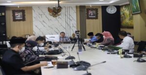 Komisi D DPRD Kota Bandung akan memfasilitasi saran dan masukan terkait persoalan Dewan Pendidikan Kota Bandung. Hal ini berkaitan proses Calon Dewan Pendidikan yang banyak diprotes oleh berbagai pihak, terutama oleh peserta. Hal tersebut disampaikan oleh Ketua Komisi D DPRD Kota Bandung Aries Supriatna saat menerima audiensi dari Komunitas Pemerhati Pendidikan Kota Bandung di Gedung DPRD Kota Bandung, Jalan Sukabumi, Kota Bandung, Jumat (20/5/2022). "Jadi kita menjembatani dan memediasi apa yang disampaikan oleh rekan-rekan Komunitas Pemerhati Pendidikan," tuturnya, dalam audiensi tersebut. Dalam kesempatan tersebut, dipaparkan sejumlah persoalan dalam proses seleksi Dewan Pendidikan Kota Bandung, seperti aplikasi Turn It In yang dinilai awam oleh peserta, petunjuk teknis yang tidak jelas, dan lain sebagainya.