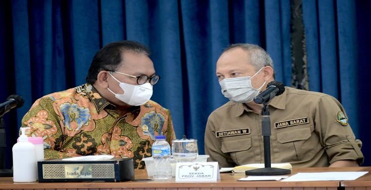 Sekretaris Daerah Provinsi Jawa Barat Setiawan Wangsaatmaja menyambut baik kunjungan kerja DPRD Sumatera Utara di Gedung Sate, Kota Bandung, Senin (23/5/2022). Setiawan menuturkan, kunjungan kerja tersebut merupakan kesempatan untuk bertukar pikiran, diskusi, dan saling belajar satu sama lain, sehingga terjadi penambahan wawasan terkait inovasi dalam pemerintahan. "Saya sangat menyambut baik apa yang ingin diketahui dari Jawa Barat, silahkan explore," kata Setiawan. Menurut Setiawan, pihaknya terbuka dan siap menyampaikan informasi yang dibutuhkan Sumatera Utara. "Selain terkait pendapatan kami menginformasikan juga bahwa kami mendapatkan penghargaan terkait perencanaan pembangunan daerah," katanya. "Maka teman-teman Sumut jika ingin mengetahui tentang perencanaan pembangunan daerah itu juga sangat baik. Perencanaan dan pendapatan harus sama-sama balance," imbuhnya. Selain itu, Setiawan juga mengatakan bahwa Jawa Barat telah menerapkan sistem merit berbasis digital. Pemda Provinsi Jabar juga telah menerapkan e-office. Dengan begitu, tata kelola pemerintahan diharapkan menjadi lebih efektif dan efisien dengan digitalisasi.