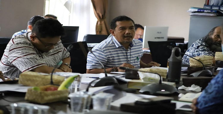 Pansus 10 DPRD Kota Bandung menggelar rapat kerja bersama Dinas Cipta Karya, Bina Konstruksi dan Tata Ruang, dan Bagian Hukum Setda Kota Bandung, dengan agenda pembahasan hasil fasilitasi Raperda Kota Bandung tentang Bangunan Gedung, di Ruang Rapat Komisi A DPRD Kota Bandung, Selasa (17/5/2022). Rapat kerja dipimpin oleh Ketua Pansus 10, Dr. Ir. H. Juniarso Ridwan, SH., MH., M.Si., dan diikuti oleh para anggota pansus 10, yaitu Drs. H. Isa Subagdja; H. Aries Supriyatna, S.H., MH., Iwan Hermawan, S.E, Ak., H. Agus Andi Setyawan, S.Pd.I., dan Dr. Uung Tanuwidjaja, S.E., MM. Ketua Pansus 10, Juniarso Ridwan mengatakan bahwa hadirnya Perda ini sangat penting untuk menjadi acuan masyarakat dalam proses pembangunan yang sesuai dengan aturan. Termasuk menertibkan aktivitas pembangunan yang tidak sesuai dengan perizinan pembangunannya. Oleh karena itu, perlu adanya keputusan yang dibuat semua pihak melalui kegiatan Focus Group Discussion (FGD), agar potensi kendala teknis di lapangan dapat diantisipasi dan Perda ini dapat dilaksanakan secara optimal. "Hadirnya Perda ini sangat penting, karena akan menjadi acuan regulasi bagi masyarakat juga Pemerintah Kota Bandung dalam menegakkan sebuah aturan. Maka dari itu, perlu adanya pembahasan bersama lintas instansi untuk mengantisipasi kendala yang dimungkinkan terjadi, karena pelaksana regulasi ini bukan hanya Dinas Cipta Bintar saja, tapi juga ada Satpol PP dan lainnya," ujarnya.