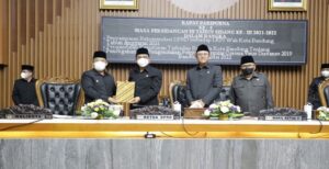 Dewan Perwakilan Rakyat Daerah (DPRD) Kota Bandung, kembali menggelar rapat paripurna dengan agenda penyampaian Rekomendasi DPRD Kota Bandung terhadap Laporan Keterangan Pertanggungjawaban (LKPJ) Wali Kota Bandung Tahun 2021 setelah menerima dan melakukan pembahasan secara internal, di ruang rapat Paripurna DPRD Kota Bandung, Jumat (20/5/2022). Rapat dilaksanakan dengan tetap menerapkan protokol kesehatan. Rapat Paripurna dipimpin Wakil Ketua DPRD Kota Bandung Achmad Nugraha S.H., D.H., dan dihadiri Ketua DPRD Kota Bandung H. Tedy Rusmawan, A.T., M.M., dan Wakil Ketua DPRD Kota Bandung Ade Supriadi, S.E., Wali Kota Bandung Yana Mulyana, Sekda Kota Bandung Ema Sumarna, dan Anggota DPRD Kota Bandung, juga dinas-dinas terkait baik hadir secara langsung maupun melalui teleconference. Rekomendasi DPRD disampaikan secara tertulis oleh Wakil Ketua DPRD Kota Bandung Achmad Nugraha, D.H., S.H., kepada Wali Kota Bandung Yana Mulyana. Hasil keputusan berupa rekomendasi pada beberapa item LKPJ yang menjadi rekomendasi dijadikan pertimbangan dan pedoman sebagai langkah kerja Kota Bandung selanjutnya. Kota Bandung juga berhasil mendapatkan penghargaan WTP 4 kali berturut turut.