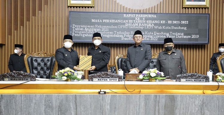 Dewan Perwakilan Rakyat Daerah (DPRD) Kota Bandung, kembali menggelar rapat paripurna dengan agenda penyampaian Rekomendasi DPRD Kota Bandung terhadap Laporan Keterangan Pertanggungjawaban (LKPJ) Wali Kota Bandung Tahun 2021 setelah menerima dan melakukan pembahasan secara internal, di ruang rapat Paripurna DPRD Kota Bandung, Jumat (20/5/2022). Rapat dilaksanakan dengan tetap menerapkan protokol kesehatan. Rapat Paripurna dipimpin Wakil Ketua DPRD Kota Bandung Achmad Nugraha S.H., D.H., dan dihadiri Ketua DPRD Kota Bandung H. Tedy Rusmawan, A.T., M.M., dan Wakil Ketua DPRD Kota Bandung Ade Supriadi, S.E., Wali Kota Bandung Yana Mulyana, Sekda Kota Bandung Ema Sumarna, dan Anggota DPRD Kota Bandung, juga dinas-dinas terkait baik hadir secara langsung maupun melalui teleconference. Rekomendasi DPRD disampaikan secara tertulis oleh Wakil Ketua DPRD Kota Bandung Achmad Nugraha, D.H., S.H., kepada Wali Kota Bandung Yana Mulyana. Hasil keputusan berupa rekomendasi pada beberapa item LKPJ yang menjadi rekomendasi dijadikan pertimbangan dan pedoman sebagai langkah kerja Kota Bandung selanjutnya. Kota Bandung juga berhasil mendapatkan penghargaan WTP 4 kali berturut turut.